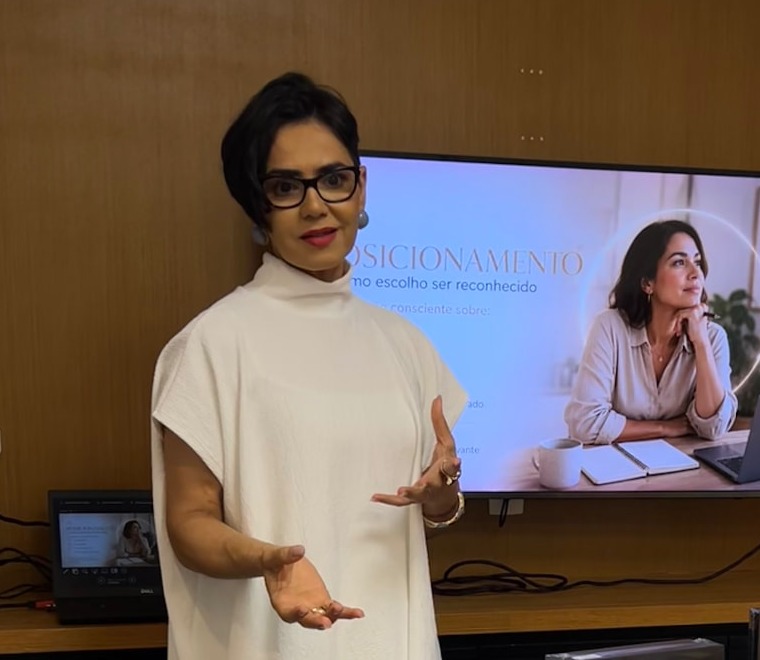 Fabi Souza conduzindo um treinamento em ambiente corporativo